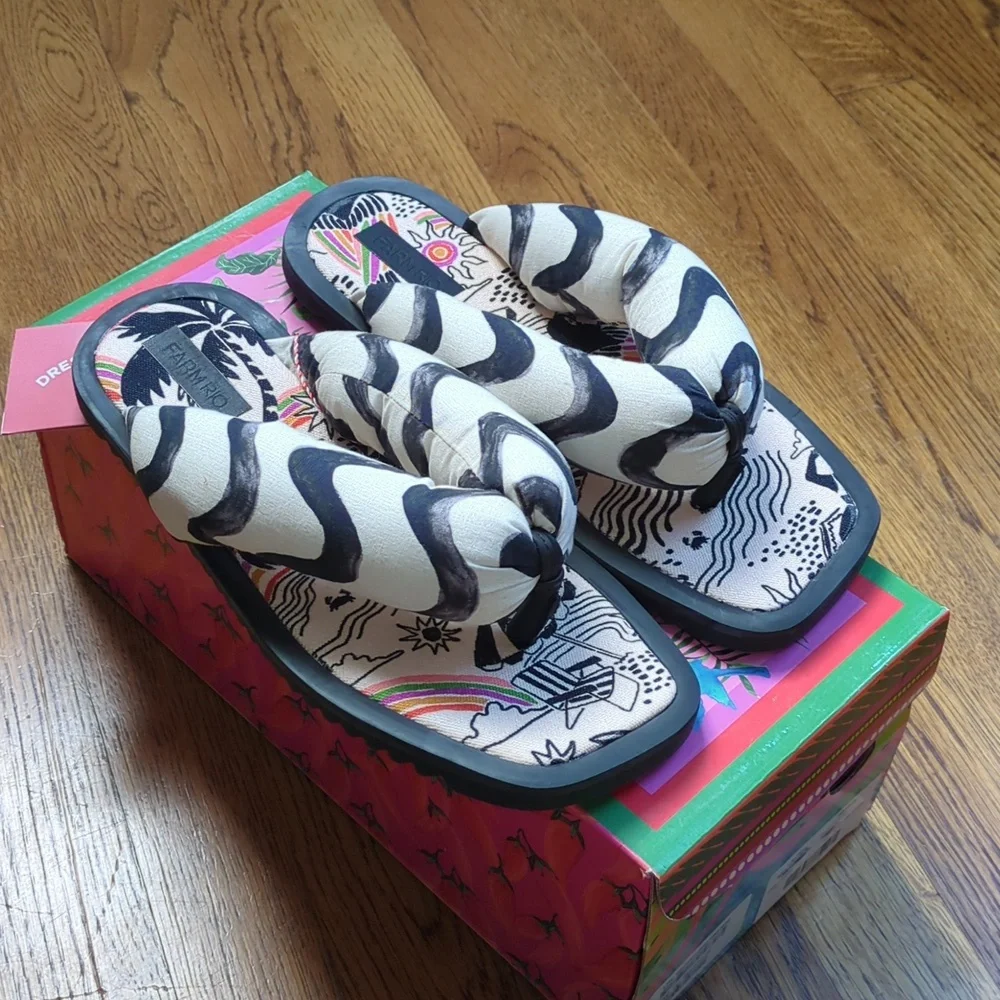 NIB FARM Rio Puffy Flip Flop In Black And Off White Beach Print Women's Size 9